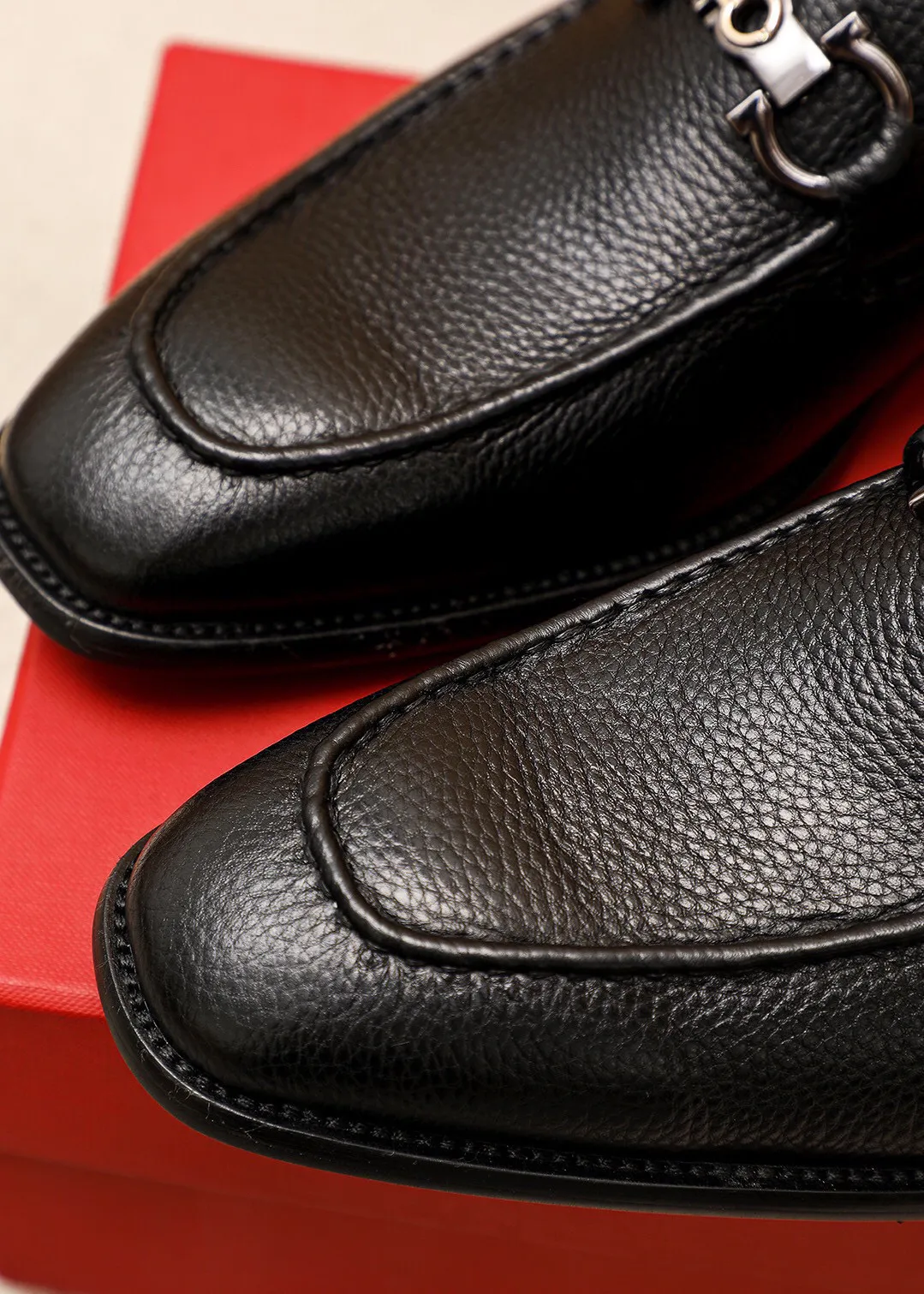 Men's shoes 💰460 💐 Product trademark: Ferragamo "Ferragamo" casual leather shoes Regular size: 38-44 (45🉑️customized) Product materials: Selected imported first-layer pebbled calfskin upper + luxury hardware buckle, imported water-dyed cow leather lining. Strong three-dimensional visual effect, original combination outsole Color: 2⃣️colors available